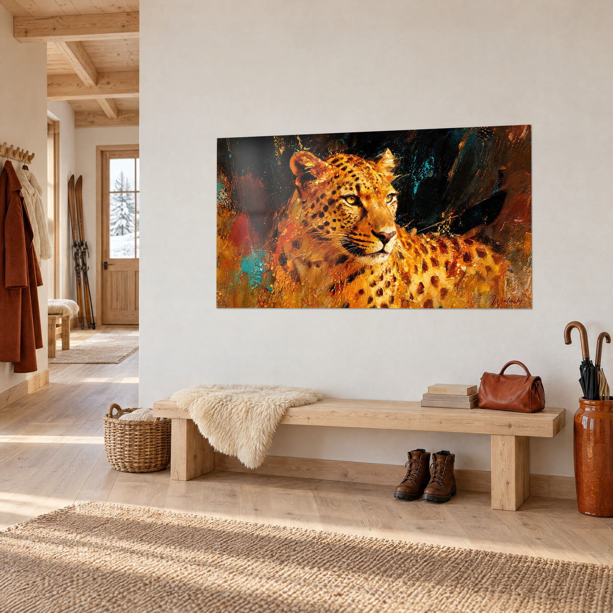 Tableau fauve tacheté, regard jaune tourné vers la droite, taches rouille et bleu nuit, sur un mur blanc de chalet