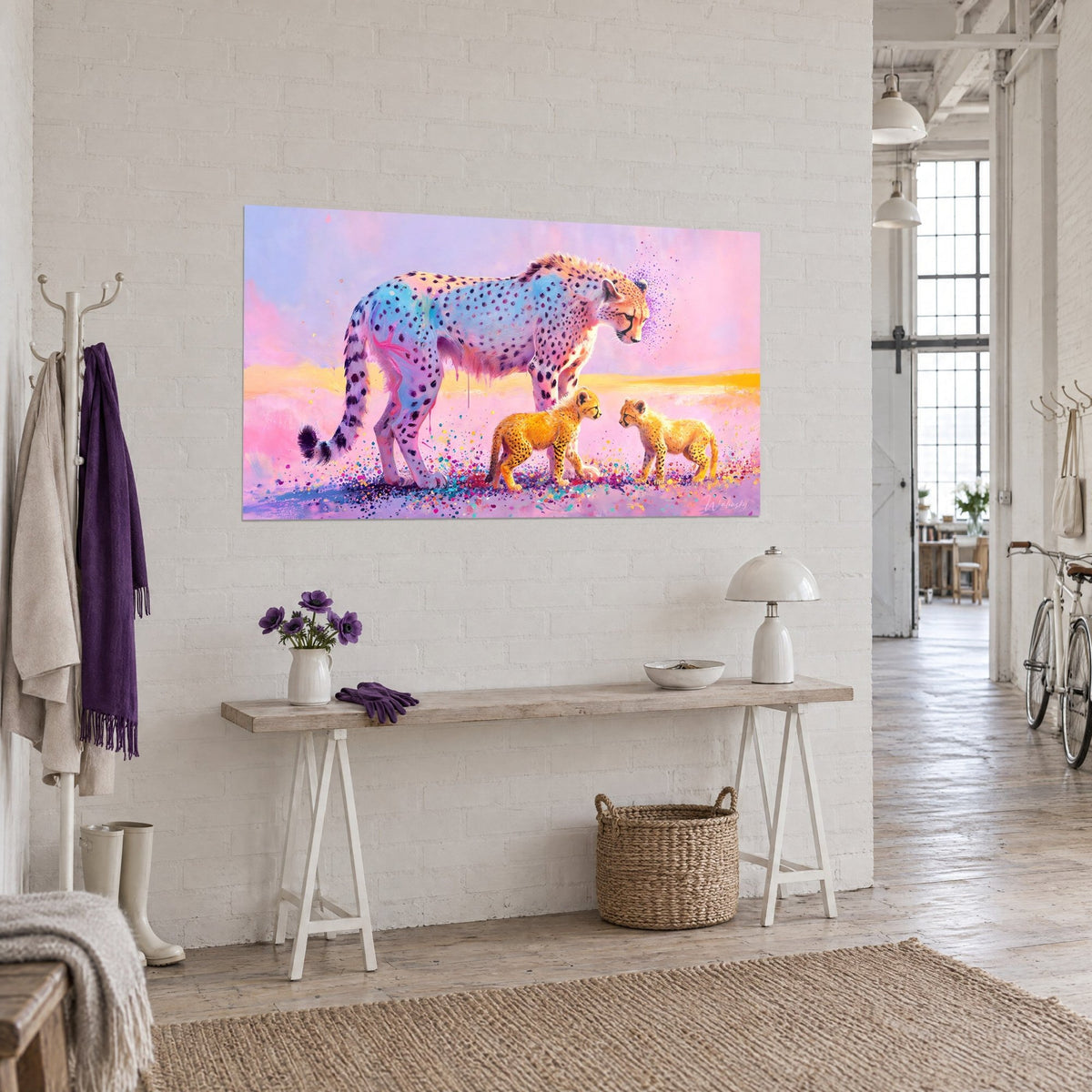 Tableau félin tacheté aux flancs bleu ciel et rose bonbon, deux oursons dorés à ses pieds, mur de briques blanches du loft