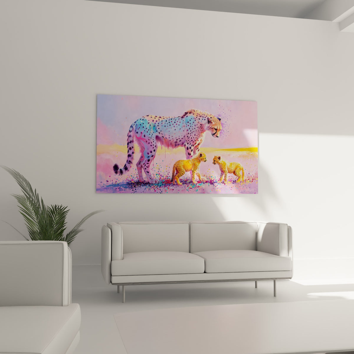 Guépard et ses petits fauves dans une composition rose et violette, au-dessus d'un canapé dans un salon lumineux