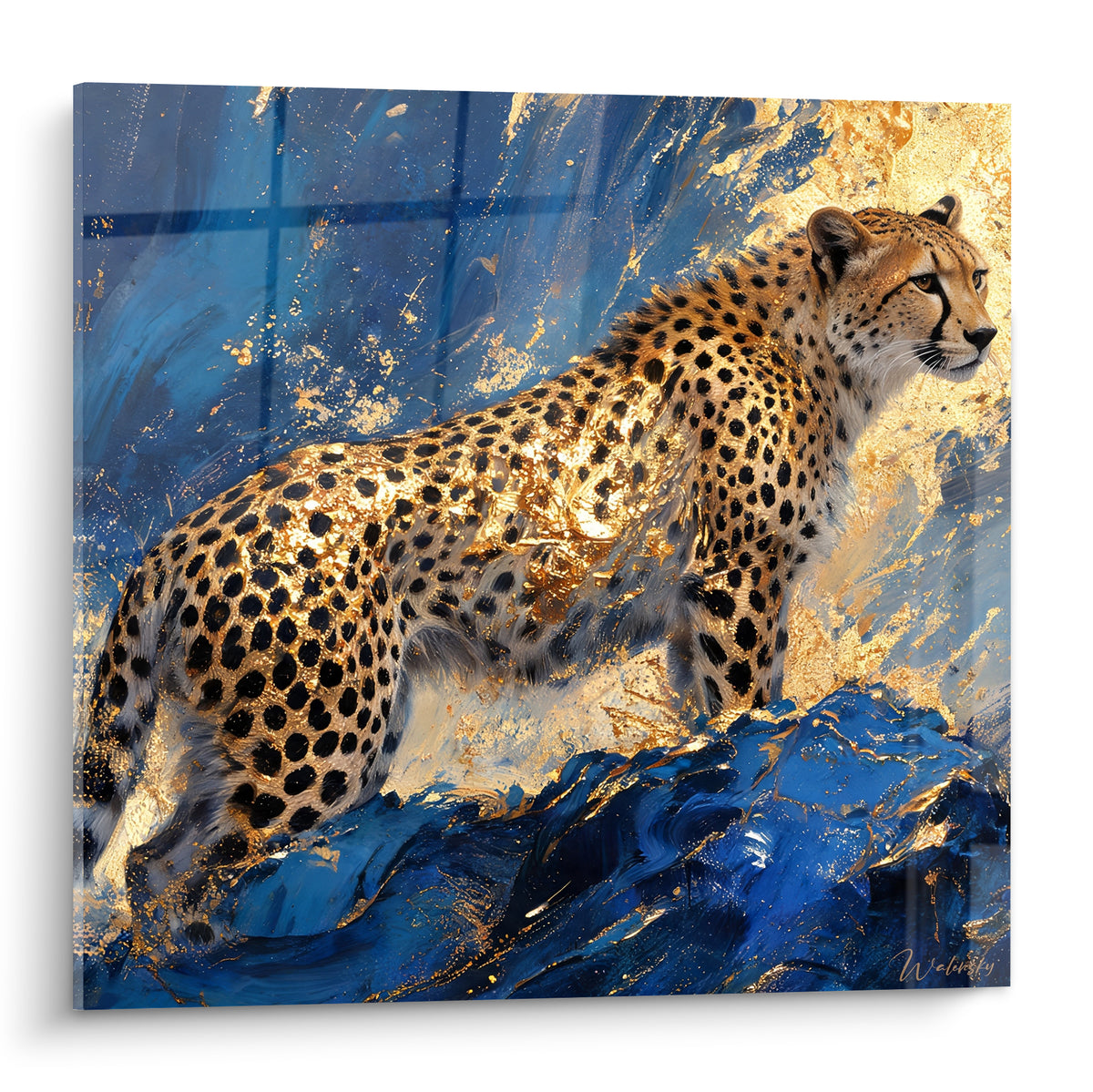 Guépard doré aux taches noires dressé sur un rocher bleu marine texturé et lumineux