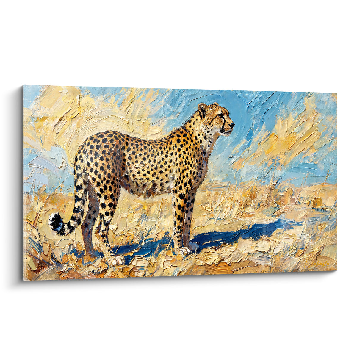 Guépard doré aux taches noires, debout face à un ciel bleu et une savane empâtée.