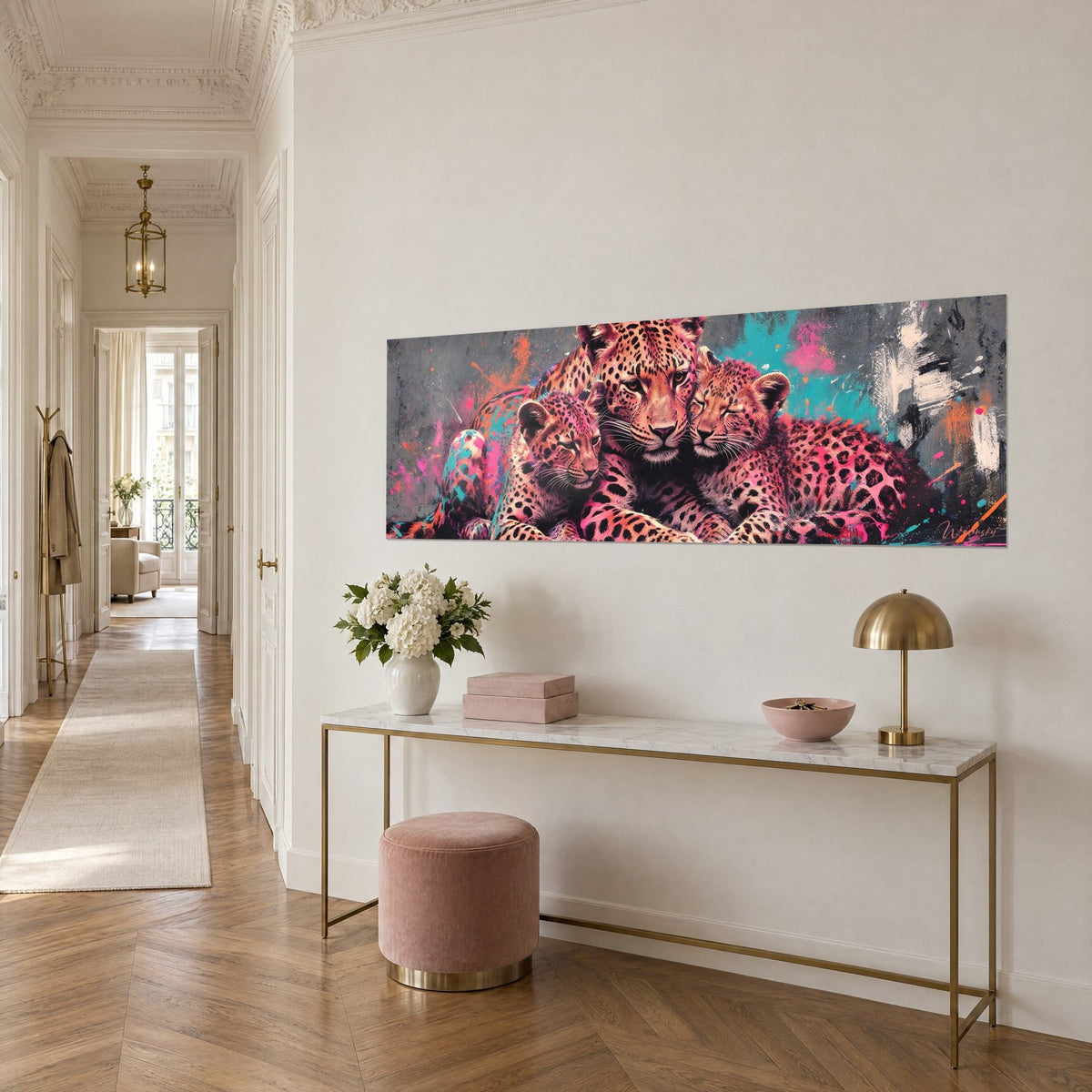 Gemälde rosa-leuchtender und türkisfarbener gefleckter Raubkatzen dicht aneinander auf grauem Grund, vergoldete Konsole, Altbau-Eingangsbereich