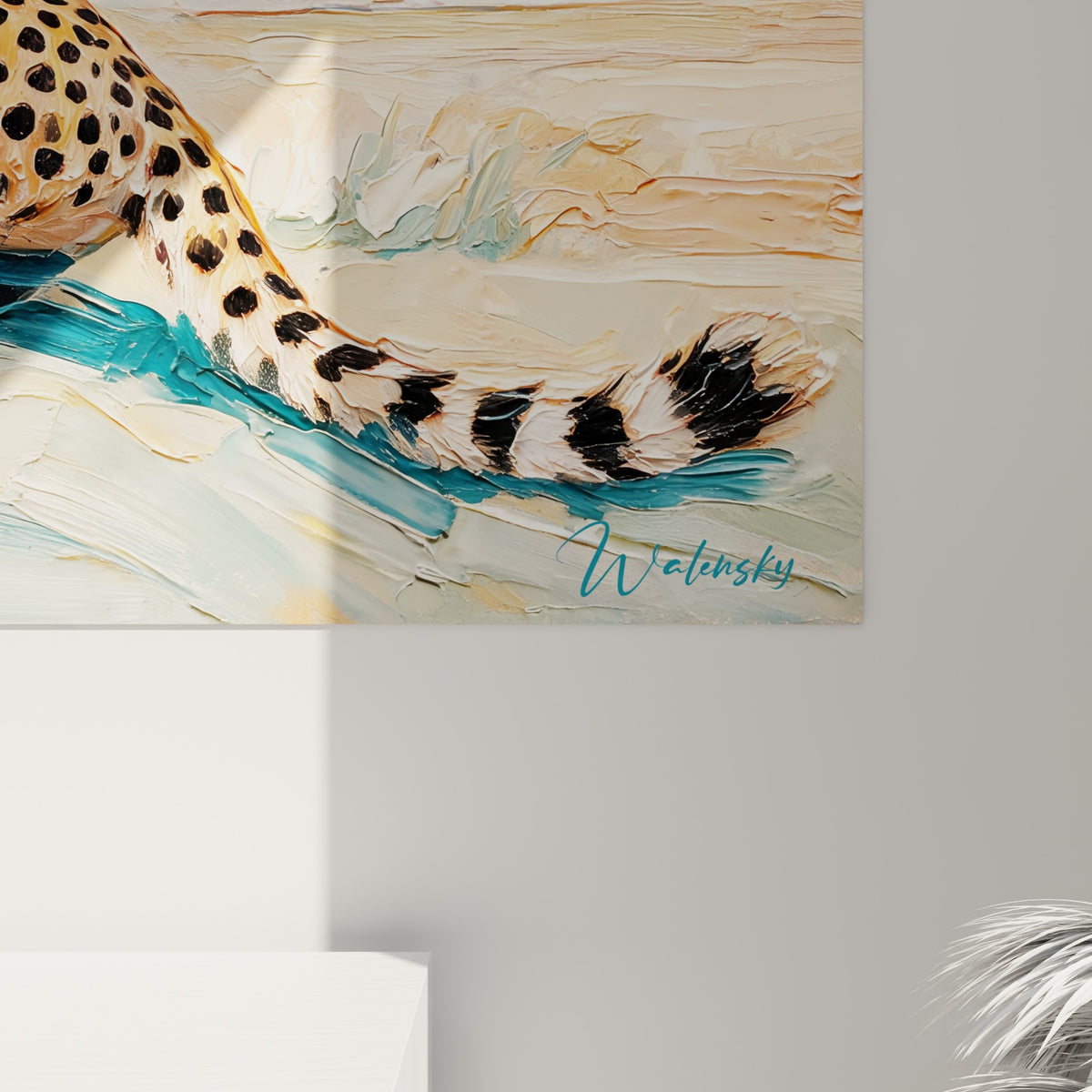 Empâtements de peinture bleu turquoise et pêche autour du guépard, matière épaisse et coulures visibles à l'accrochage