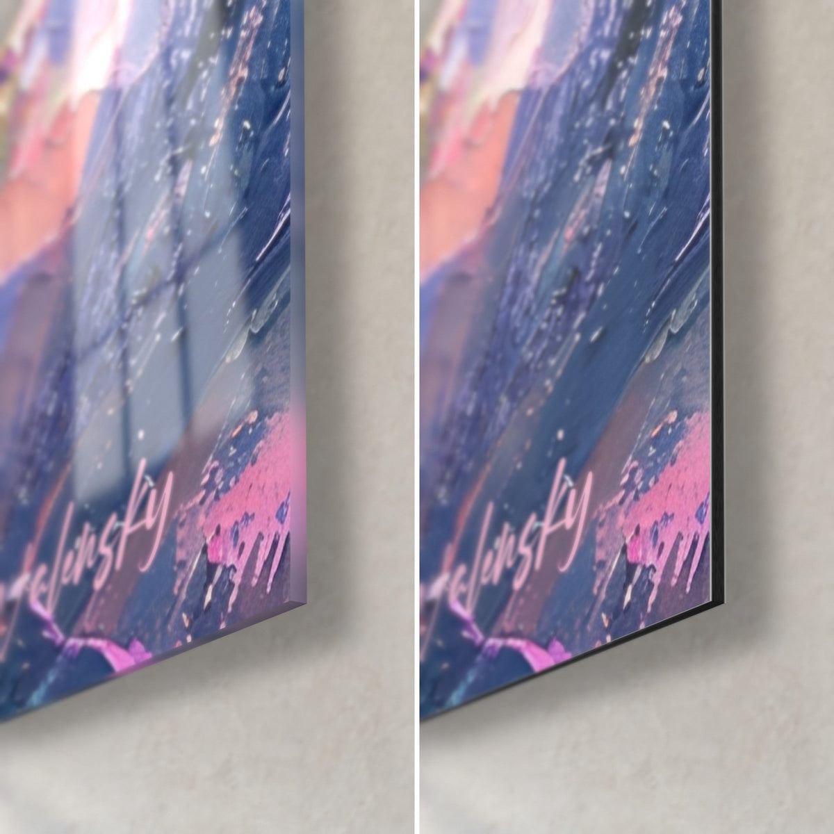 Quadro ritratto di ghepardi, angolo in basso a destra: firma rosa su fondo blu notte, vetro lucido a sinistra, Dibond nero opaco a destra