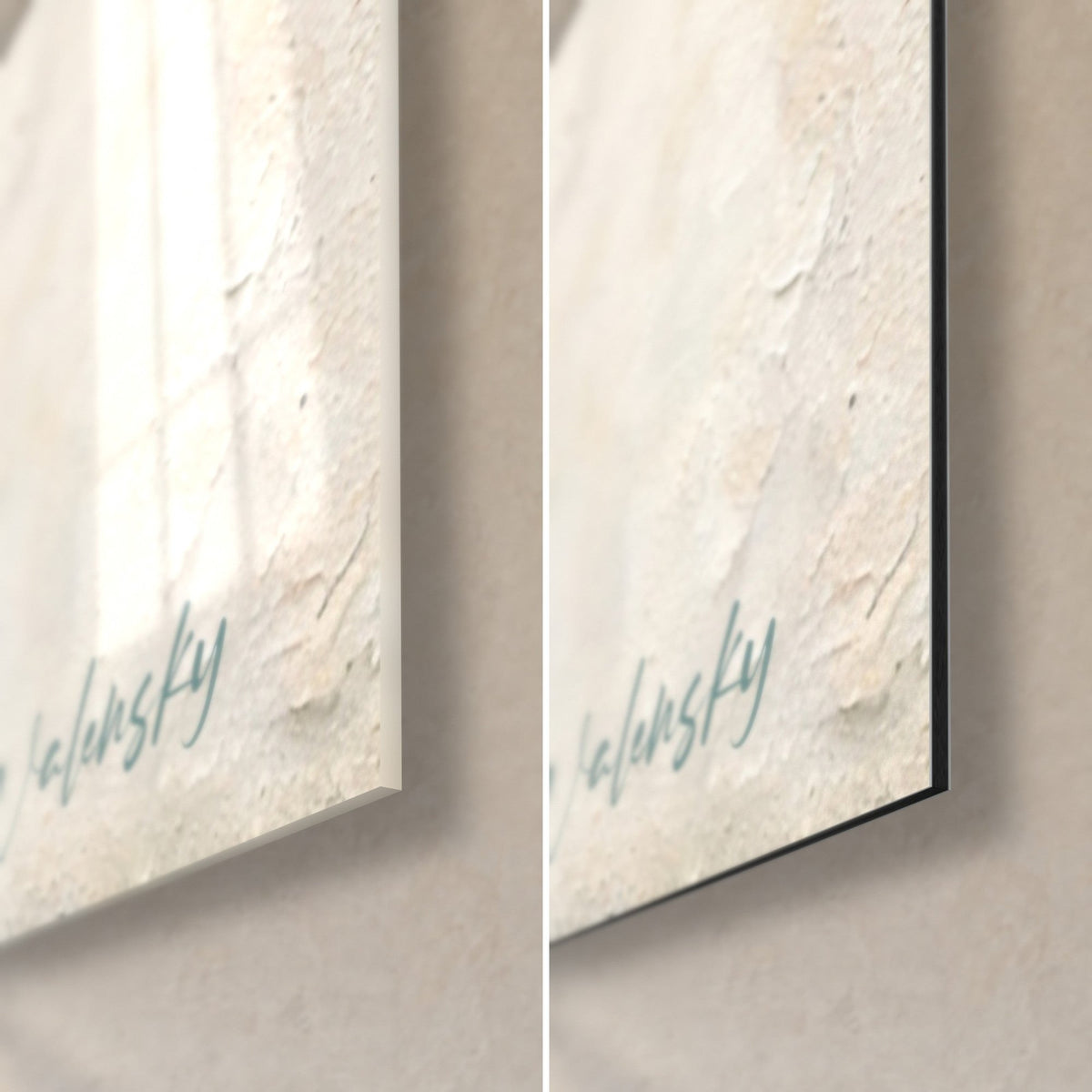 Schilderij van een gevlekte jachtluipaard, rechter onderhoek: glanzend acrylglas links, mat Dibond-aluminium rechts, zwarte rand van 3 mm, turquoise signatuur
