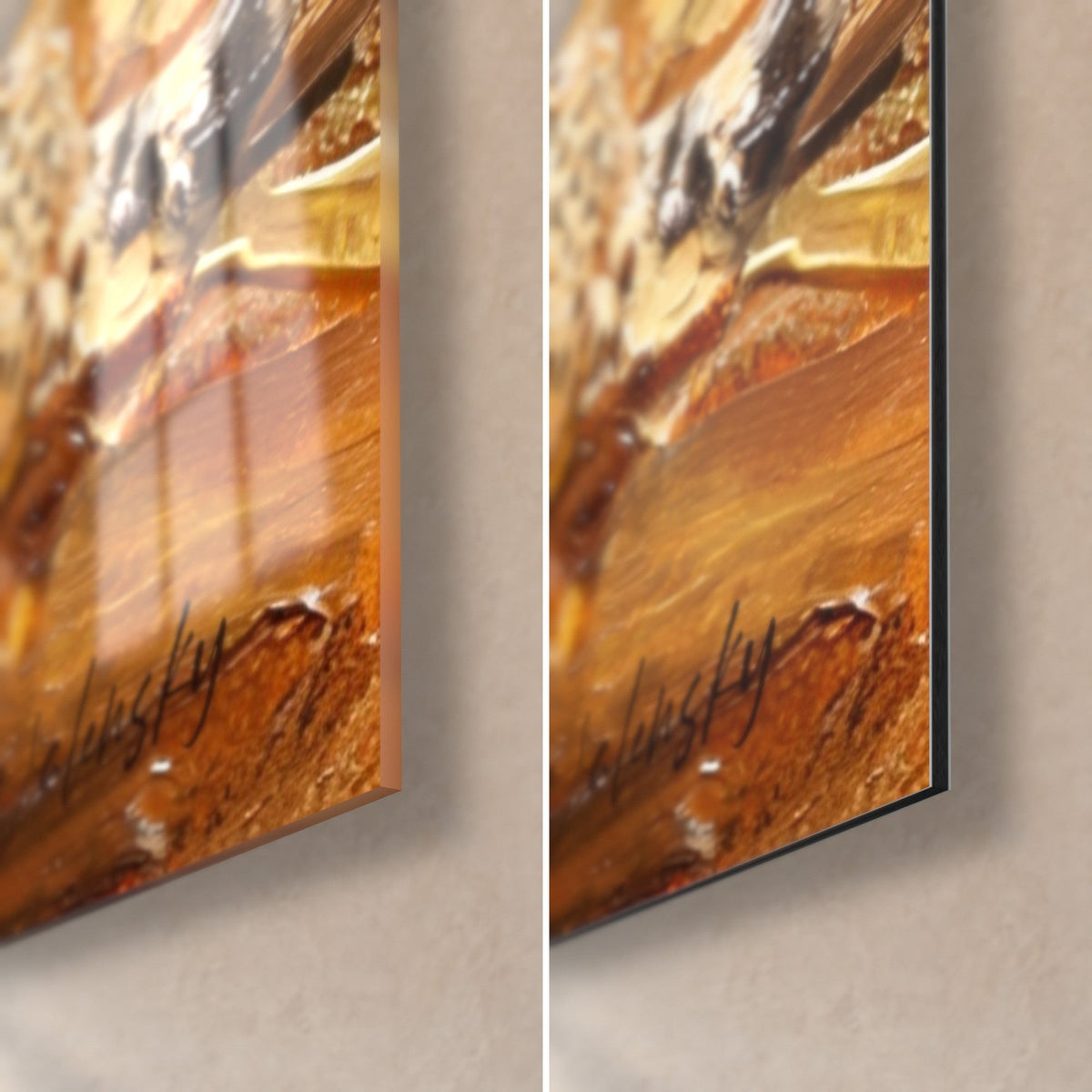 Tableau félin tacheté et ses petits, coin bas droit : verre acrylique brillant aux reflets, alu Dibond mat noir, tranche de 3 mm