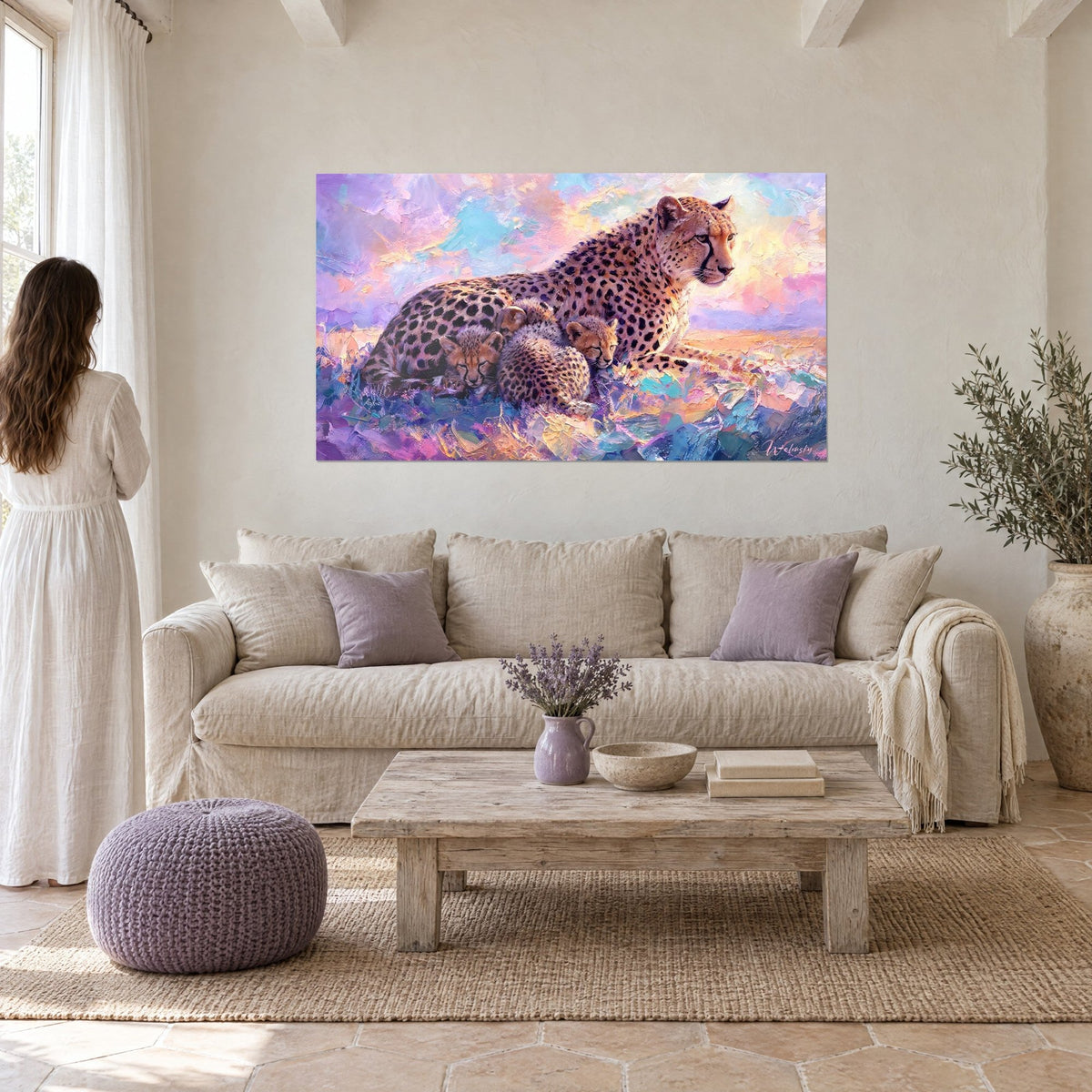 Quadro di un ghepardo sdraiato in olio malva e corallo, tre cuccioli raccolti accanto a lei, sopra un divano in un soggiorno luminoso