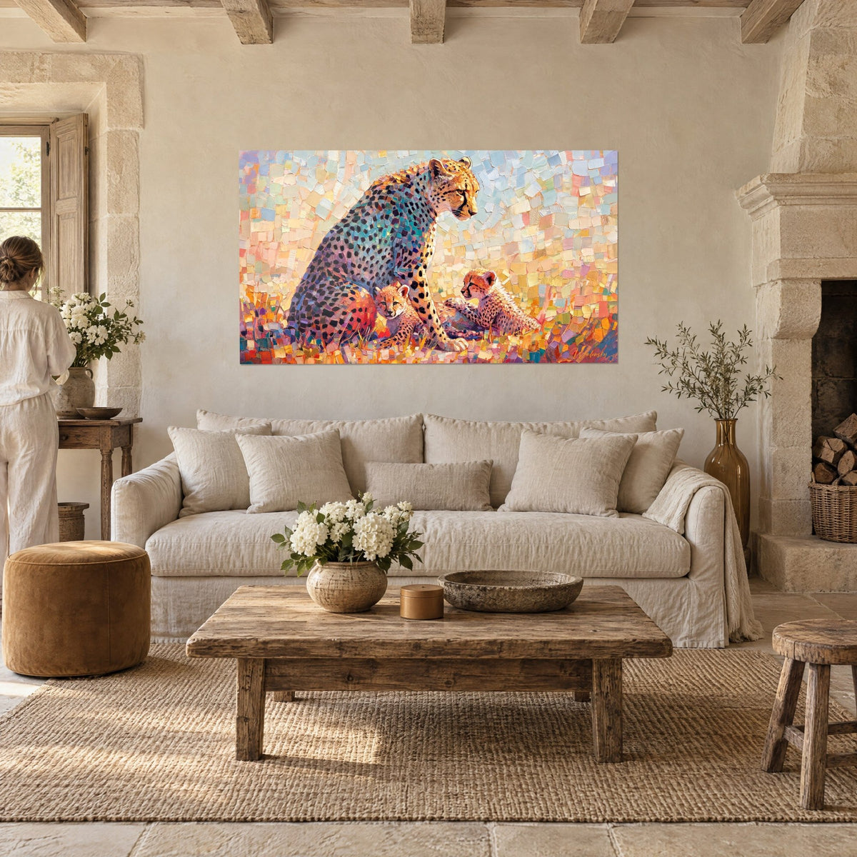 Quadro madre ghepardo con macchie turchesi e corallo, due piccoli rannicchiati, sfondo pastello, sopra un divano in un soggiorno luminoso