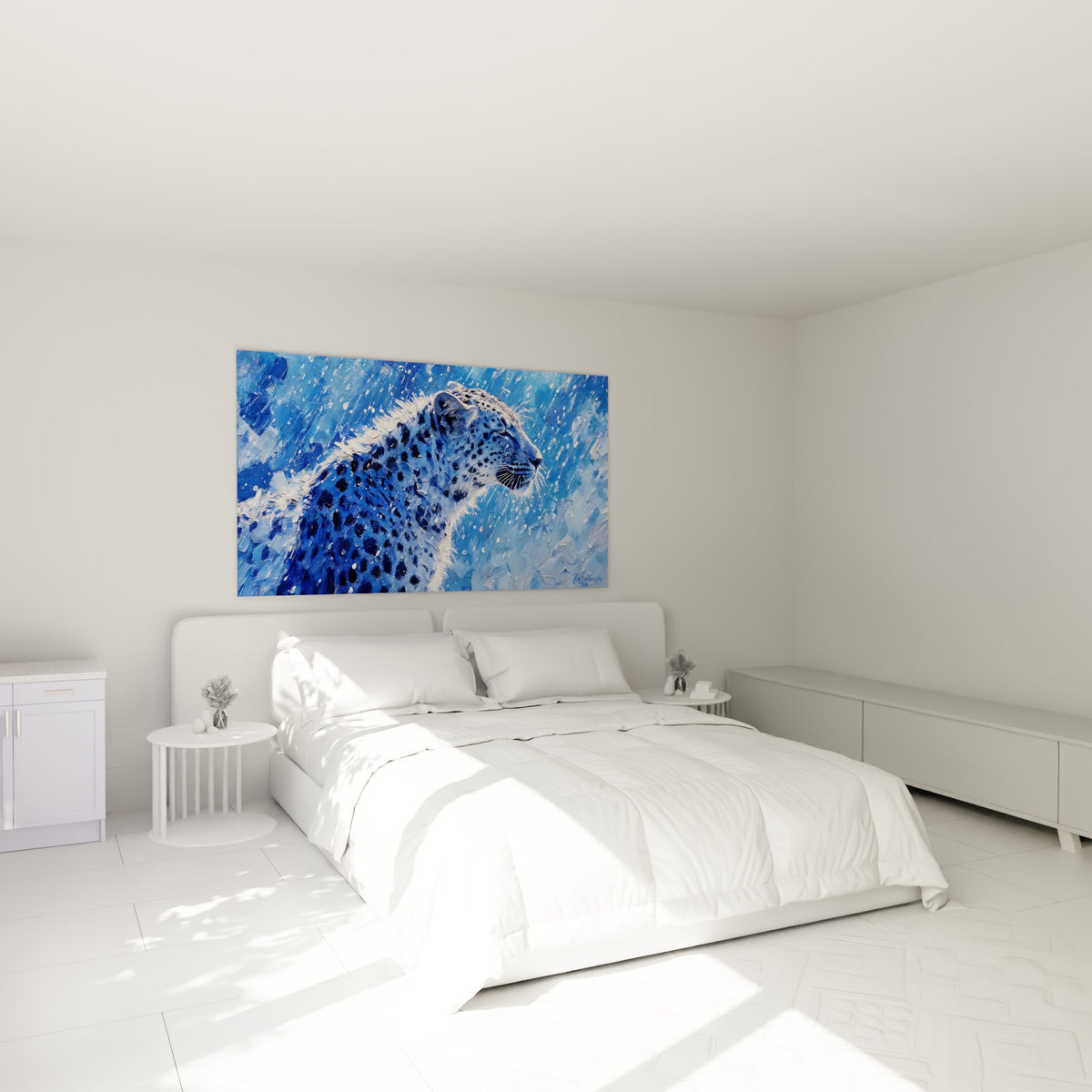 Fauve bleu marine et blanc éclaboussé de pluie, accroché au-dessus d'un lit dans une chambre claire.