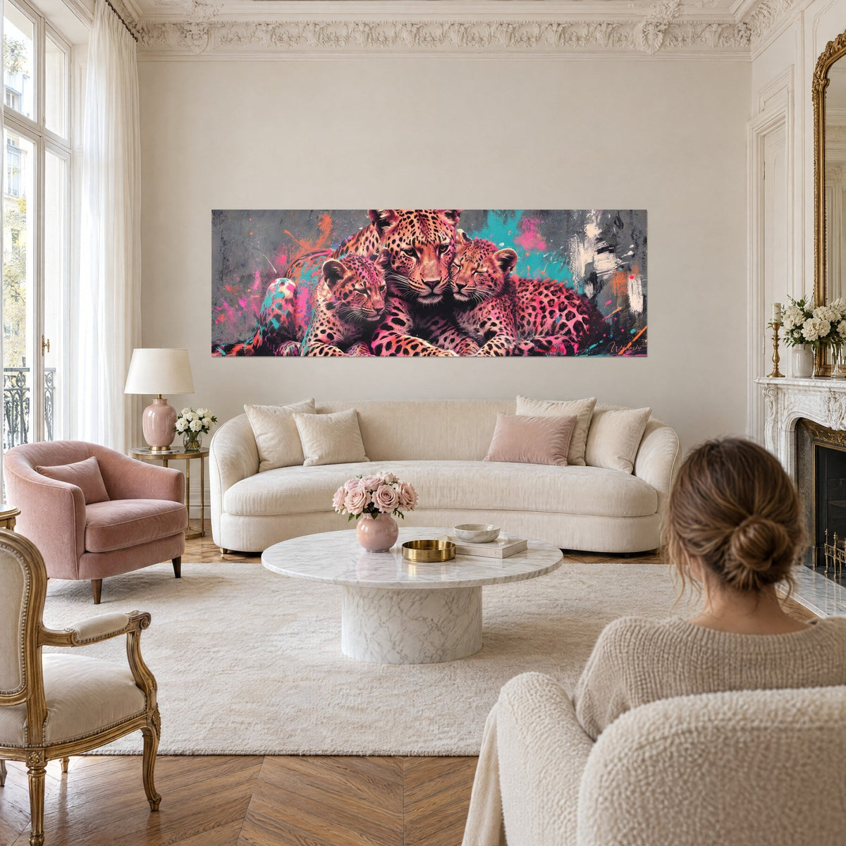 Gemälde dreier Geparden mit fuchsiafarbenem und türkisfarbenem Fell eng aneinandergeschmiegt, orangefarbene Spritzer, über einem Sofa in einem hellen Wohnzimmer