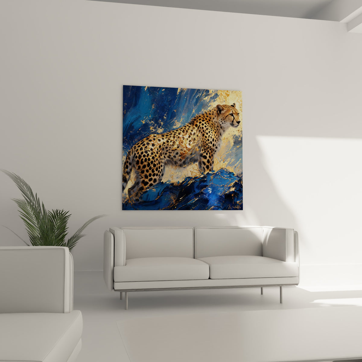 Félin tacheté aux reflets dorés et fond bleu marine, tableau au-dessus d'un canapé dans un salon lumineux