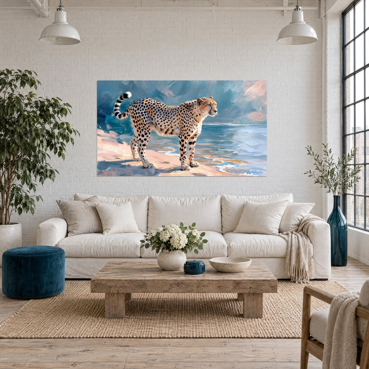Tableau félin tacheté de noir sur sable rose et eau turquoise, grandes touches de peinture, au-dessus d'un canapé dans un salon lumineux