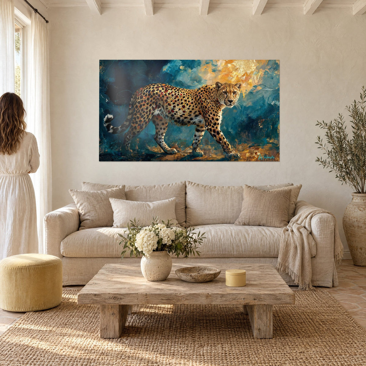 Tableau guépard en marche, robe mosaïque dorée sur fond bleu marine, accroché au-dessus d'un canapé dans un salon lumineux