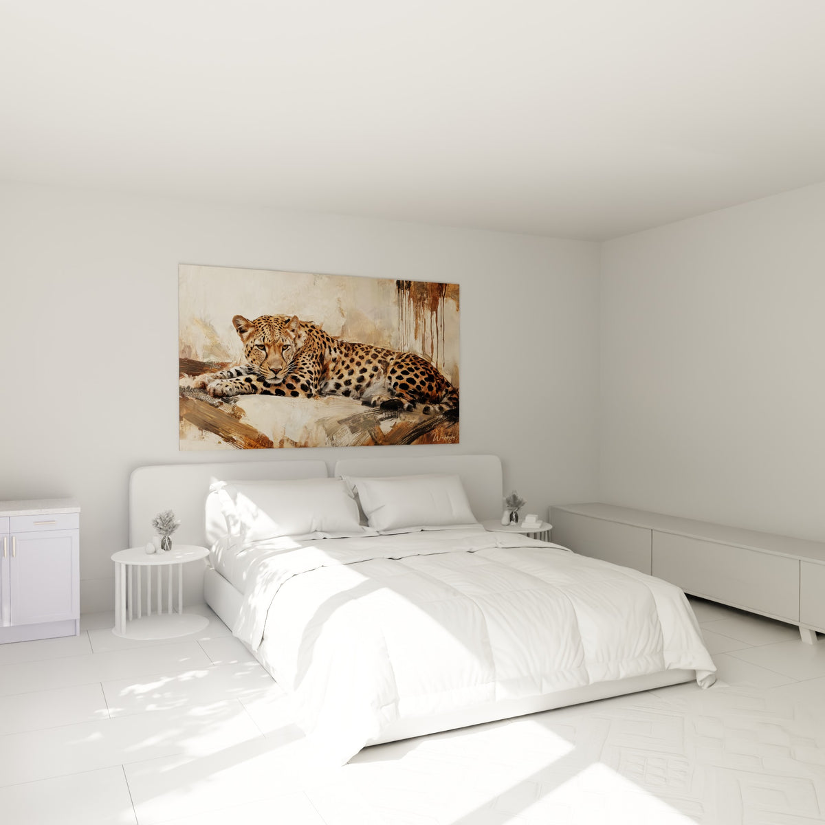 Fauve moucheté ocre et brun couché avec vigilance, tableau accroché au-dessus d'un lit dans une chambre claire