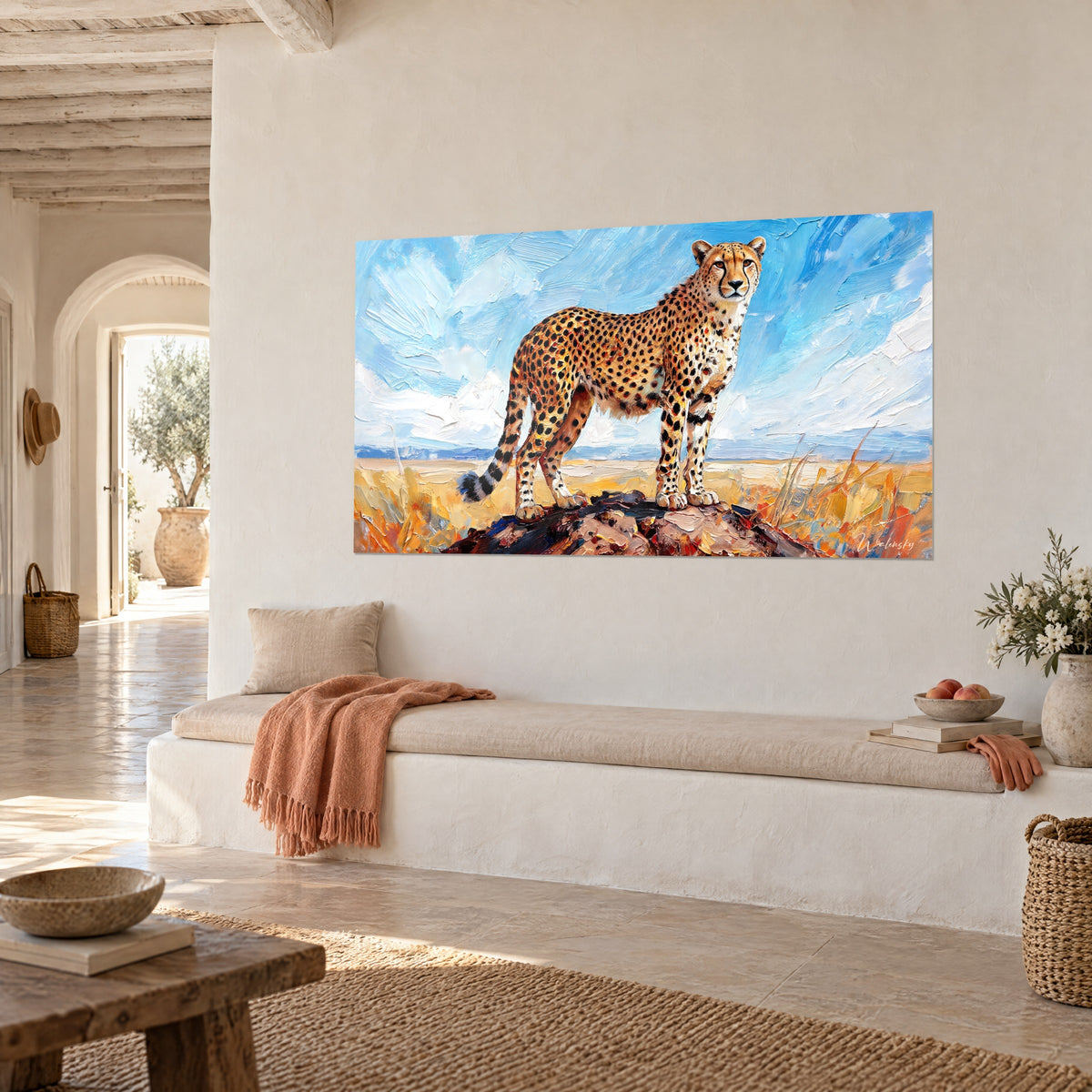 Tableau félin élancé aux taches noires, pelage doré, savane jaune et ciel azur en empâtements, au mur d'une maison méditerranéenne