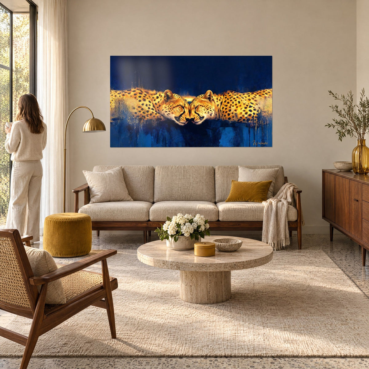 Gemälde Goldene Geparden Stirn an Stirn auf nachtblauem Hintergrund, gefleckes Fell, über einem Sofa in einem hellen Wohnzimmer