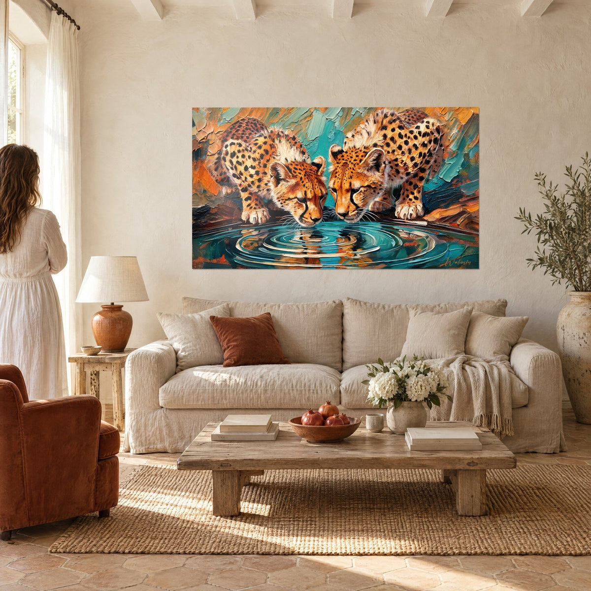 Tableau deux jeunes guépards penchés sur l'eau, pelage orange et noir, onde turquoise, au-dessus d'un canapé dans un salon lumineux