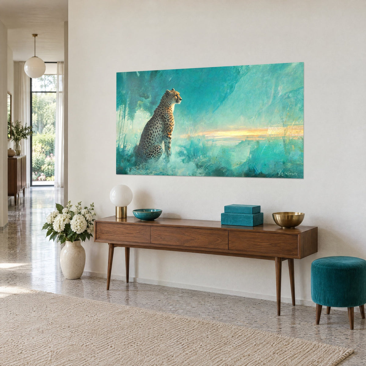 Tableau guépard de profil sur fond turquoise et blanc, bande d'or à l'horizon, accroché dans un couloir de maison années 50