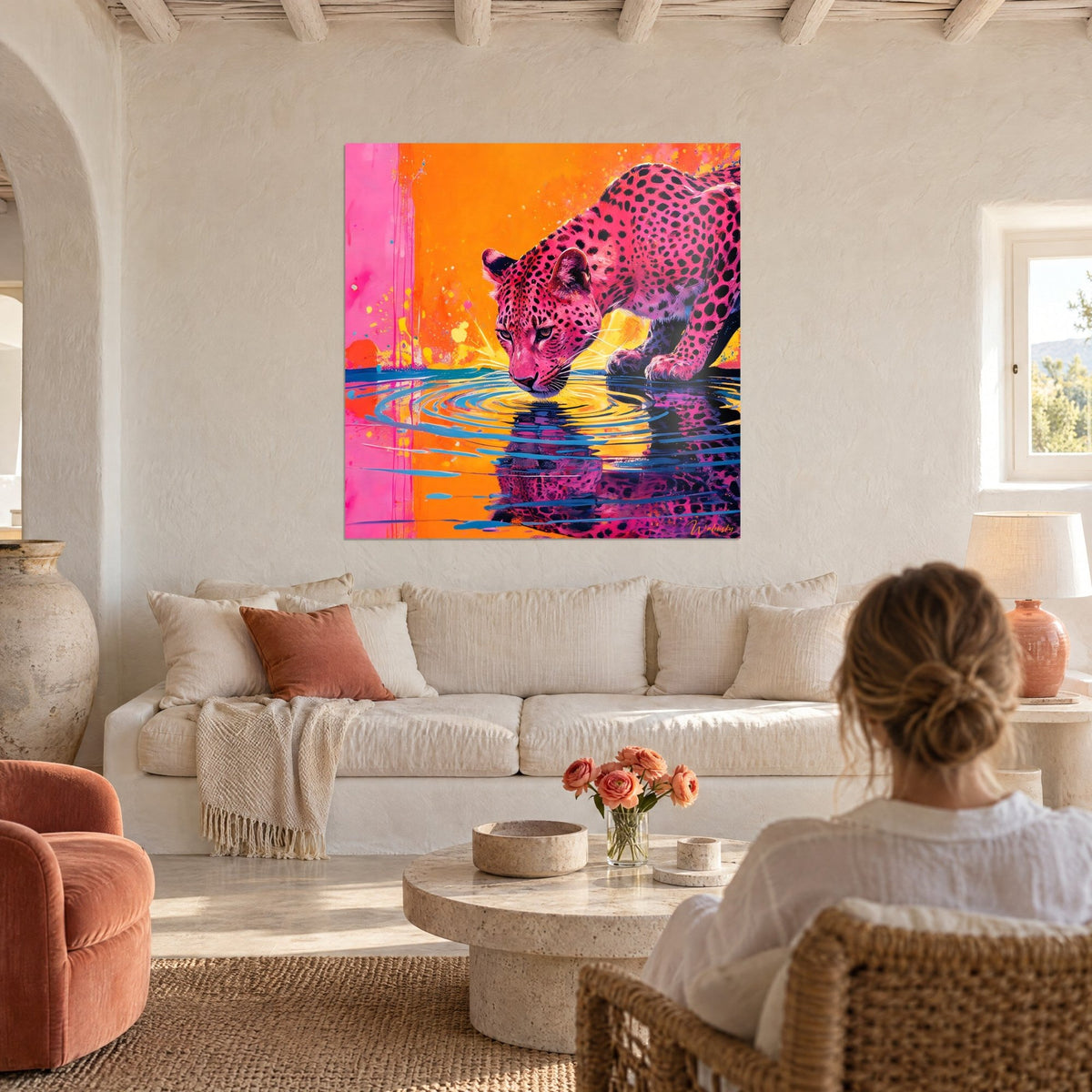 Schilderij roze gevlekte grote kat die over het water leunt, feloranje achtergrond en paarse weerspiegeling, boven een bank in een lichte woonkamer