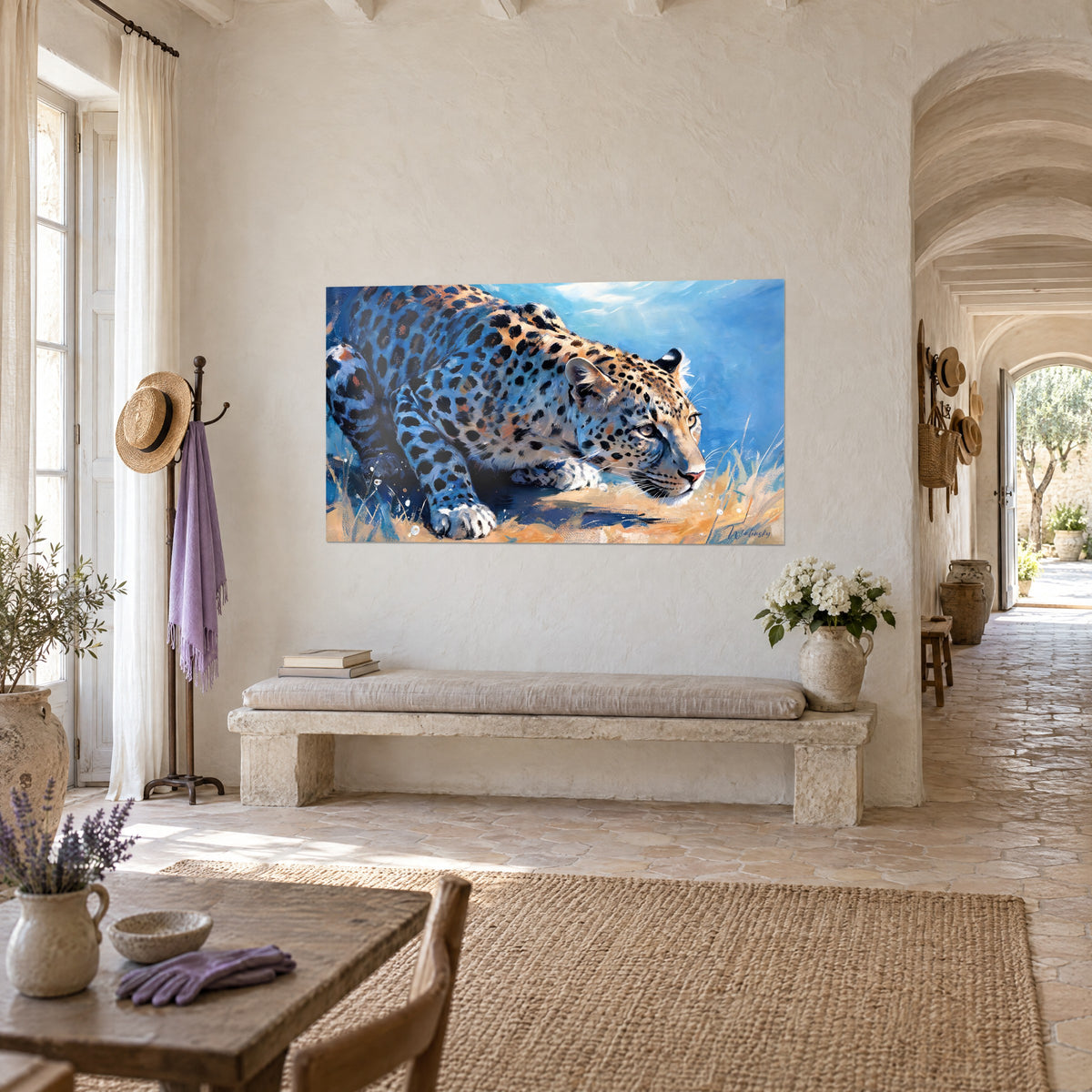 Tableau guépard à la robe mouchetée de noir, bleu ciel et orange doré, museau baissé, vu de trois quarts sur un mur crème