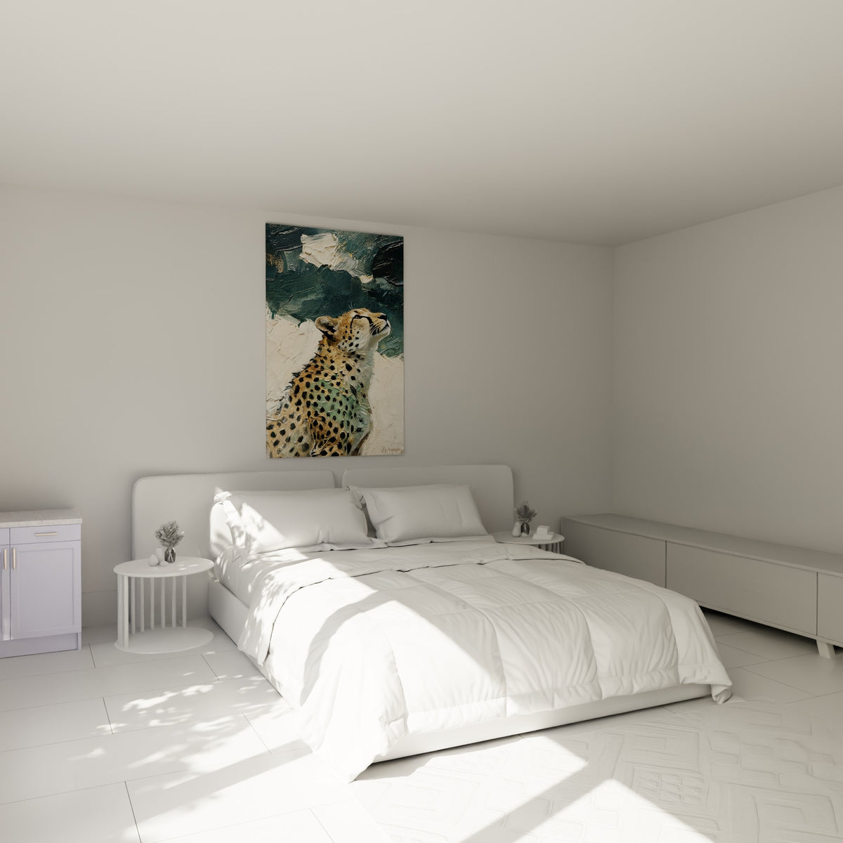 Guépard fauve aux taches noires, museau levé vers le ciel, au-dessus d'un lit dans une chambre claire