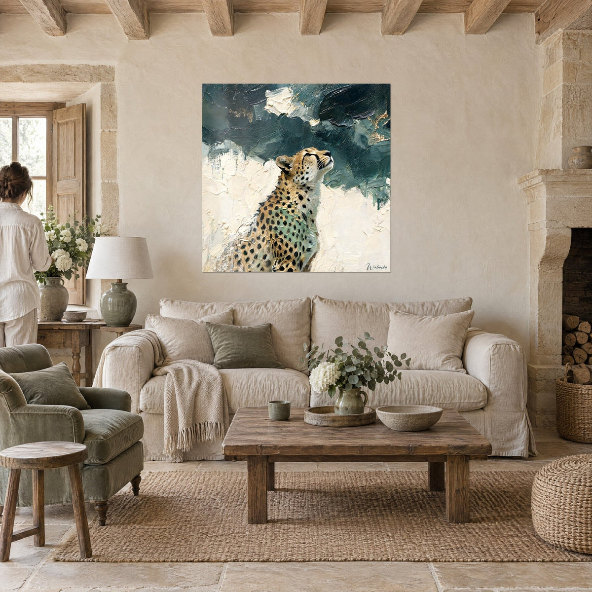 Tableau guépard doré scrutant le ciel, fond ivoire et vert pétrole épais, au-dessus d'un canapé dans un salon lumineux