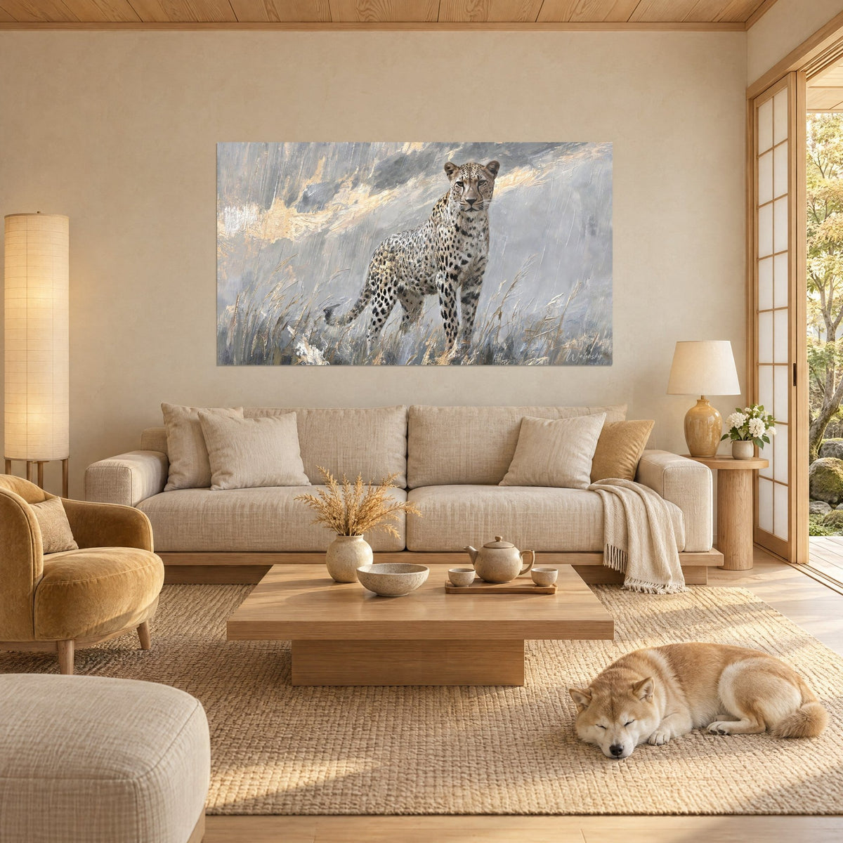 Gemälde Gepard golden und wachsam, schwarz gefleckt Fell zwischen grauen und ockerfarbenen Gräsern, schlafender Shiba, über einem Sofa in einem hellen Wohnzimmer