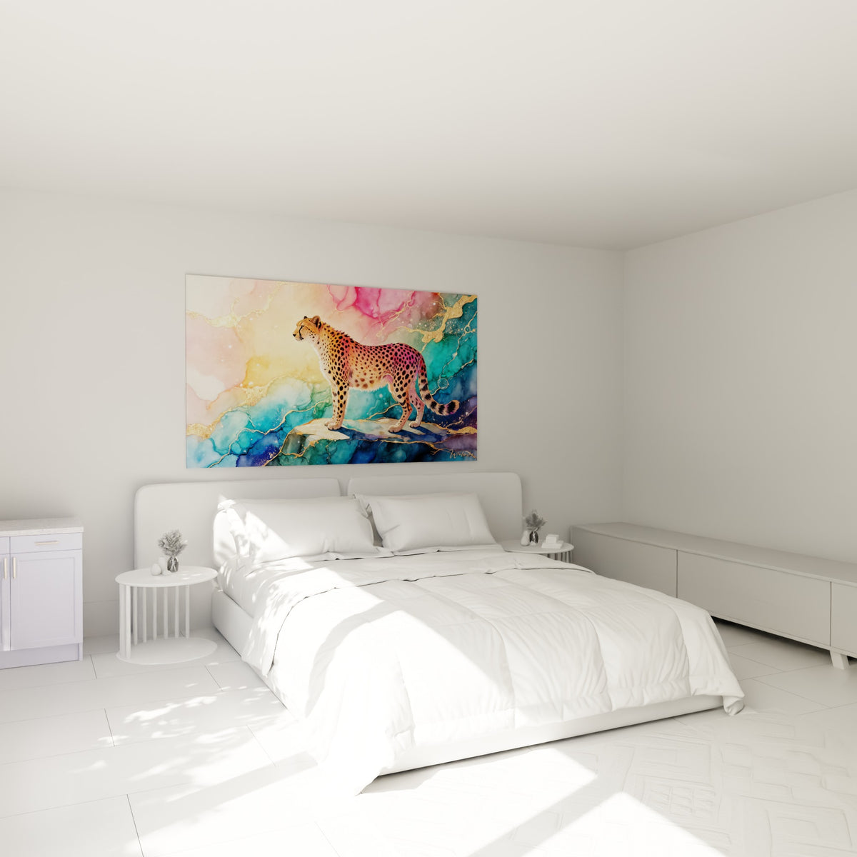 Félin moucheté sur promontoire doré, teintes turquoise et corail, au-dessus d'un lit dans une chambre claire