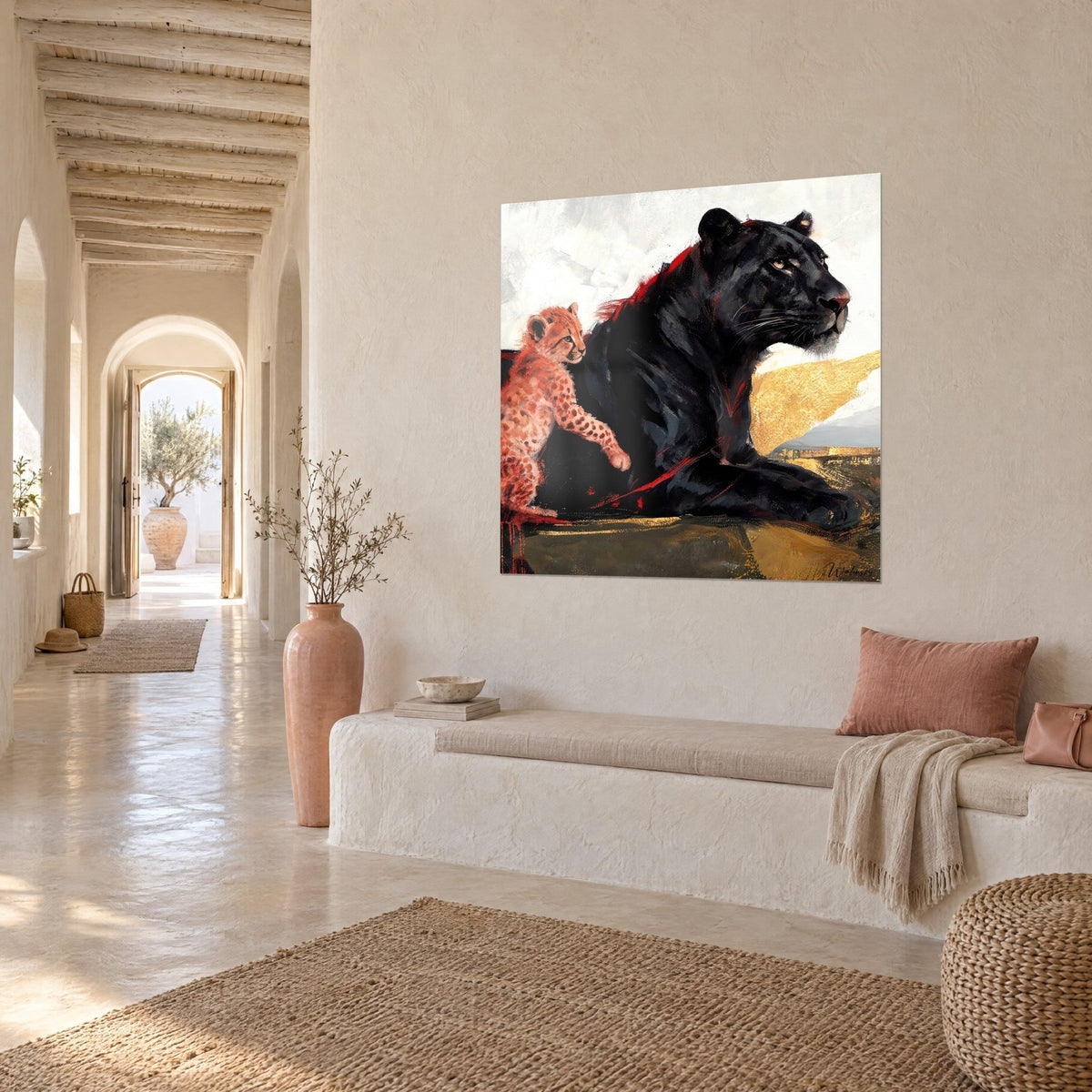 Cuadro felino de ébano con mirada orgullosa, adulto negro y cachorro moteado anaranjado, fondo blanco y dorado, pasillo abovedado de piedra clara