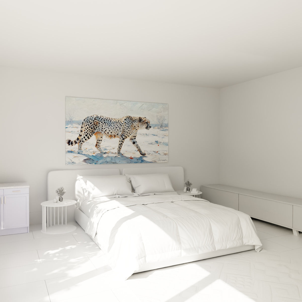 Silhouette de guépard fauve et blanc en marche, accrochée au-dessus d'un lit dans une chambre claire