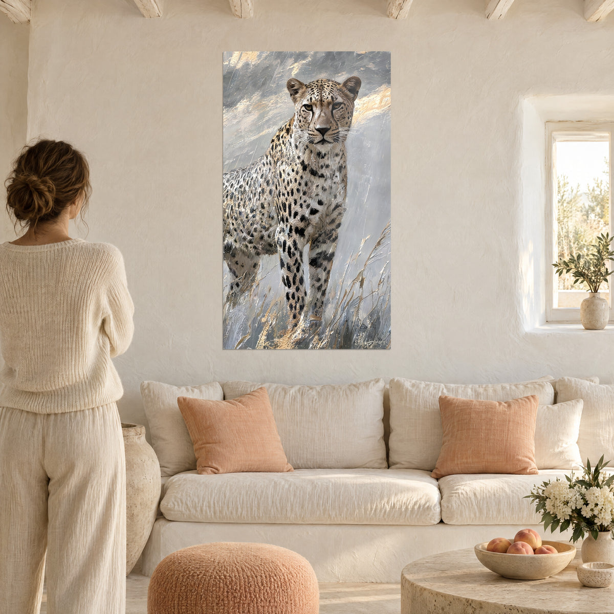 Schilderij jachtluipaard met parelgrijze en gouden gevlekte vacht, strakke blik door het droge gras, boven een bank in een lichte woonkamer