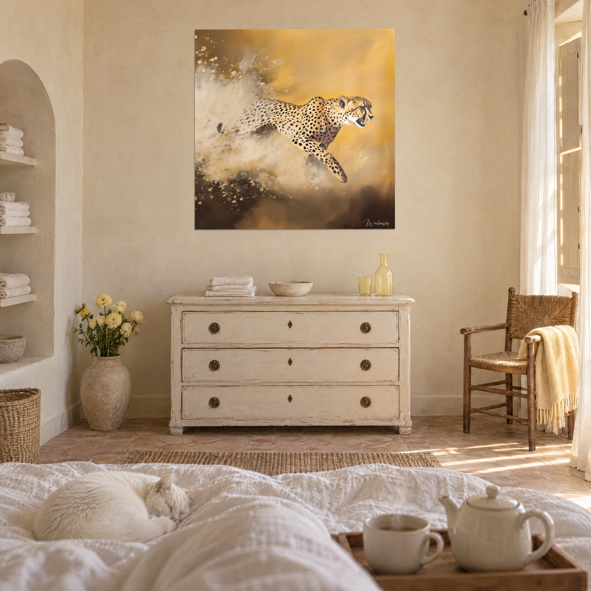 Tableau fauve élancé aux taches noires, éclats d'or et brume ocre, commode blanche, chat blanc couché, au-dessus d'un lit dans une chambre claire