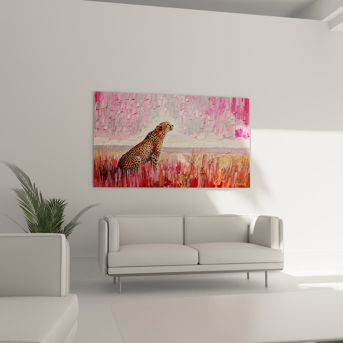 Guépard aux tons rose et orangé accroché au-dessus d'un canapé dans un salon lumineux
