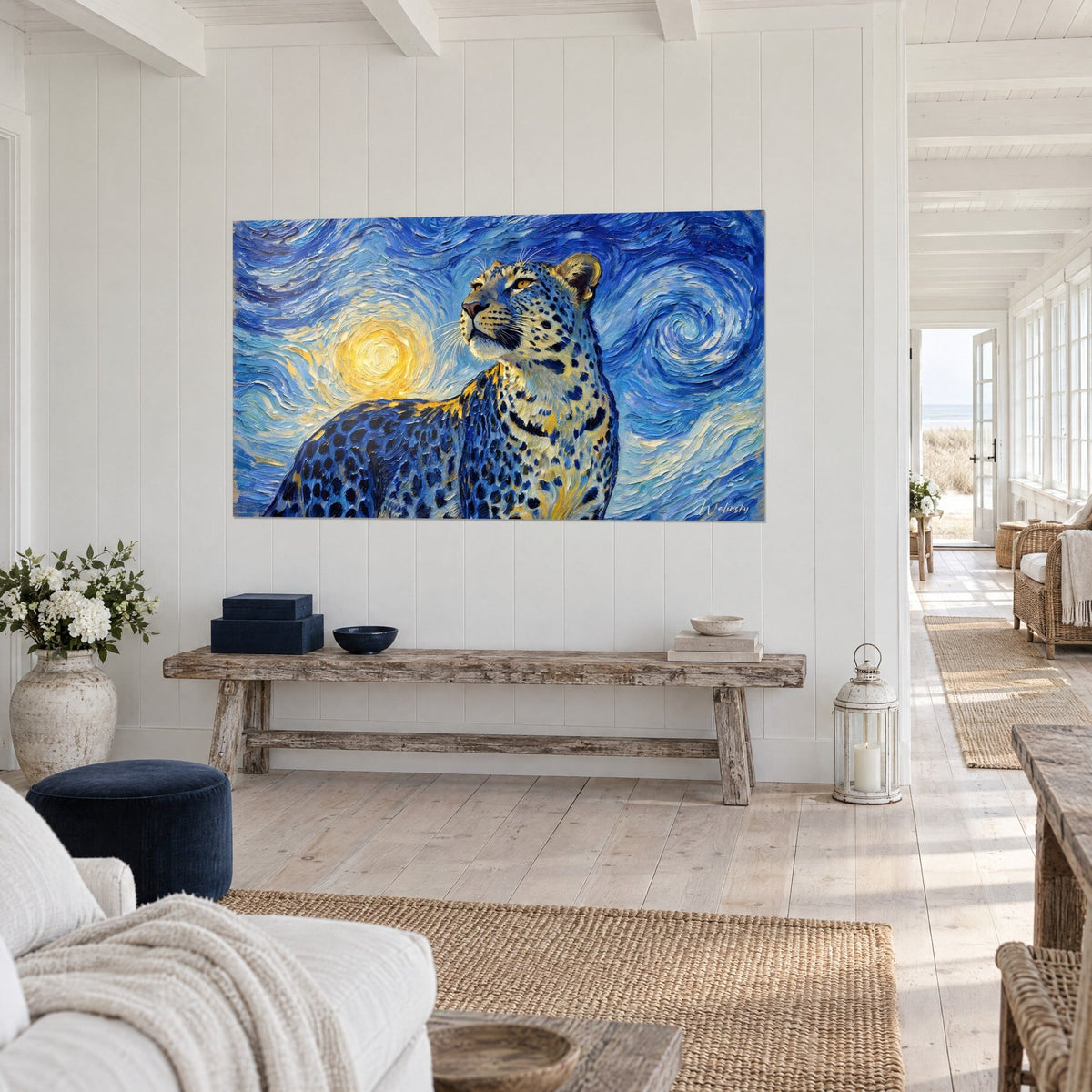Tableau félin tacheté tourné vers un astre doré, fond de volutes bleu cobalt, vu de trois-quarts dans une maison de bord de mer