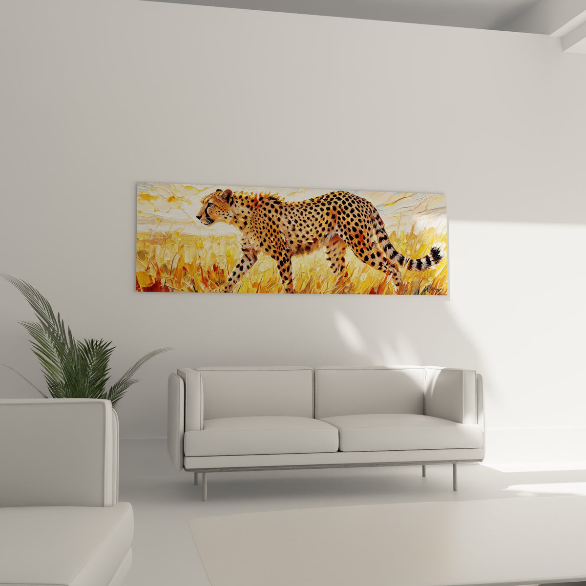 Silhouette de guépard doré traversant la savane, œuvre suspendue au-dessus d'un canapé dans un salon lumineux