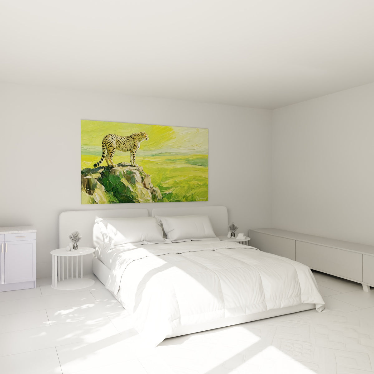 Guépard fauve et vert sauge posté sur un rocher, au-dessus d'un lit dans une chambre claire