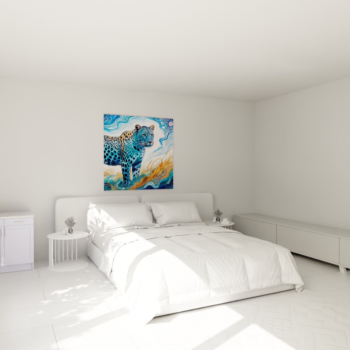 Félin bleu marine aux taches noires et dorées, posture debout, au-dessus d'un lit dans une chambre claire