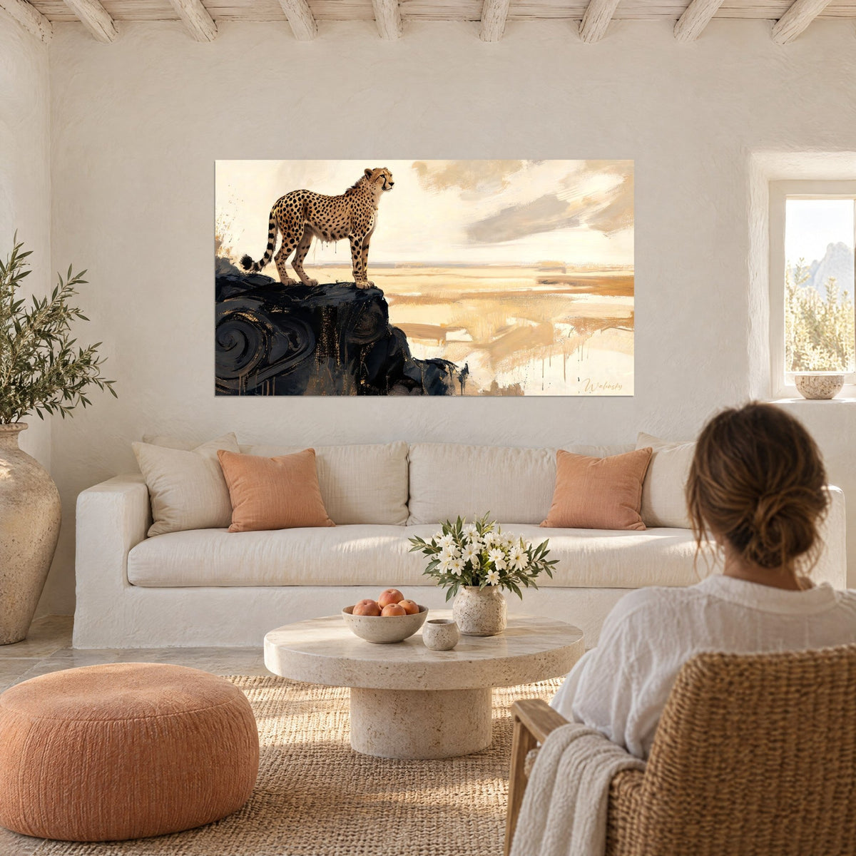 Schilderij gevlekte cheetah op een zwarte rots, gouden vlakte en crèmekleurige lucht, boven een bank in een lichte woonkamer