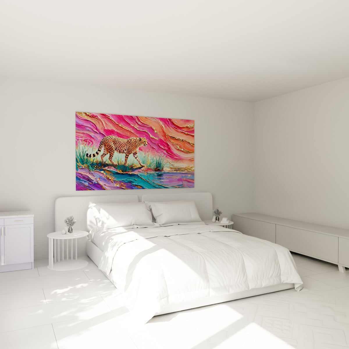 Félin tacheté longeant l'eau turquoise sous un ciel rose et or, au-dessus d'un lit dans une chambre claire