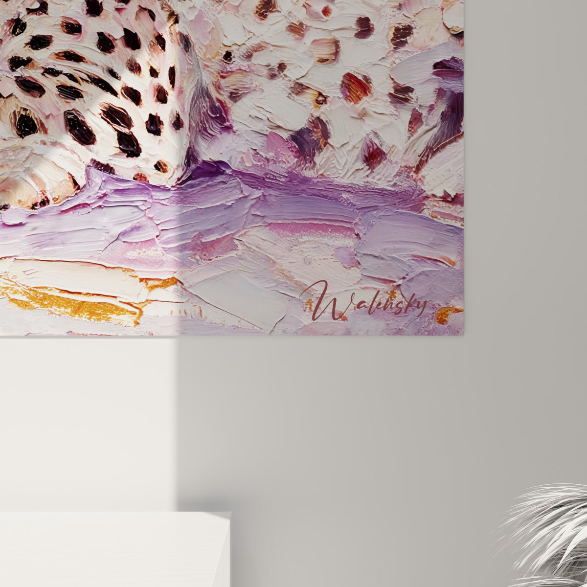 Empâtements épais révélant taches noires et reflets dorés sur fond violet et blanc du tableau guépards