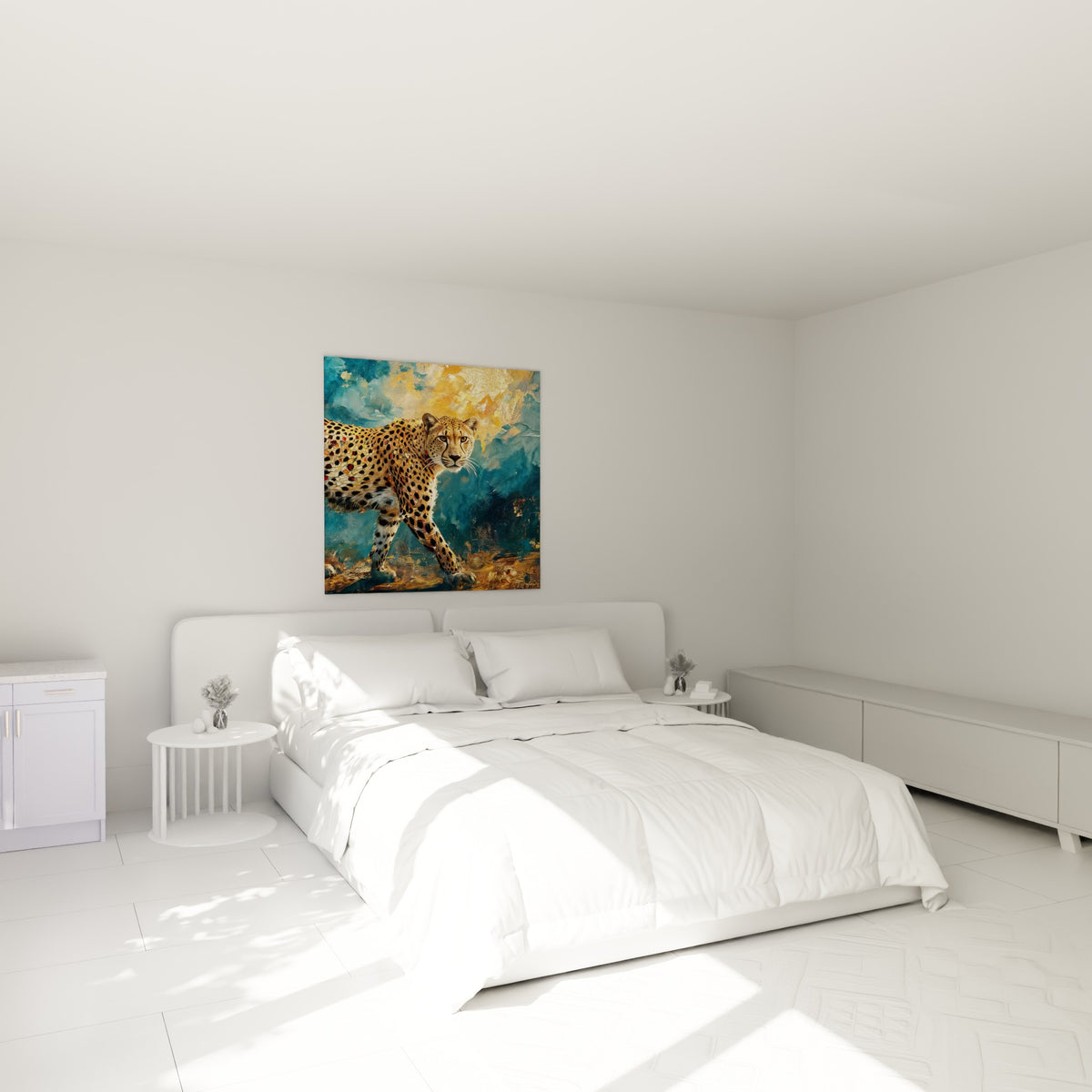 Félin ambré au regard perçant sur fond bleu profond, accroché au-dessus d'un lit dans une chambre claire