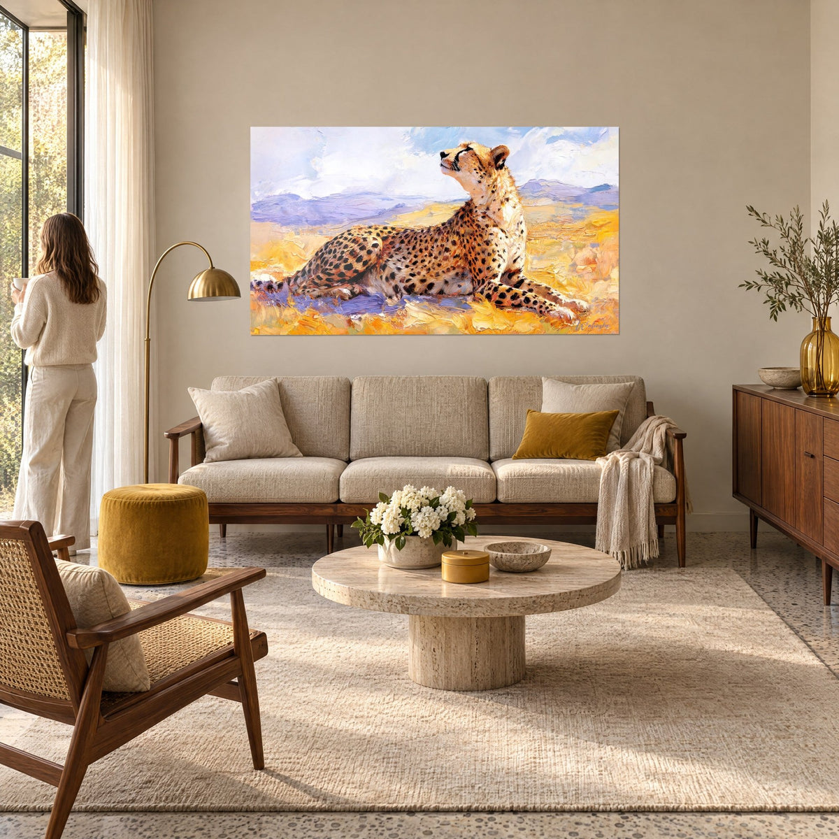 Gemälde eines liegenden gefleckten Gepards, Schnauze zum wolkigen Himmel gehoben, Mauve und Gold; Wohnzimmer, zwei Personen, über einem Sofa in einem hellen Wohnzimmer