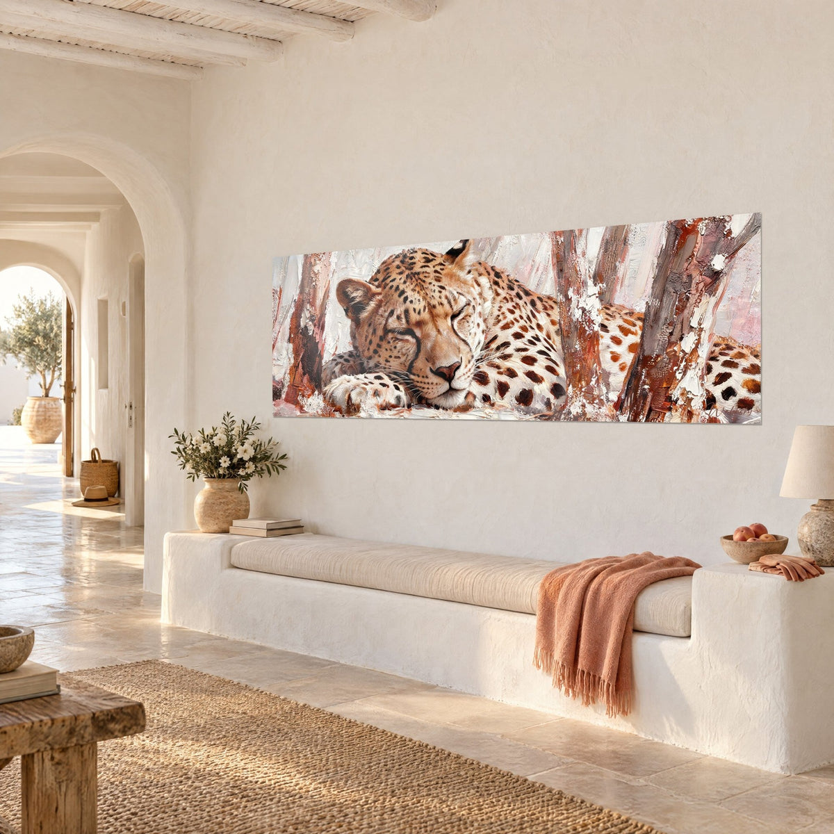 Cuadro felino adormilado, hocico rosado y marcas leonadas sobre corteza blanca, vista de tres cuartos en una casa mediterránea