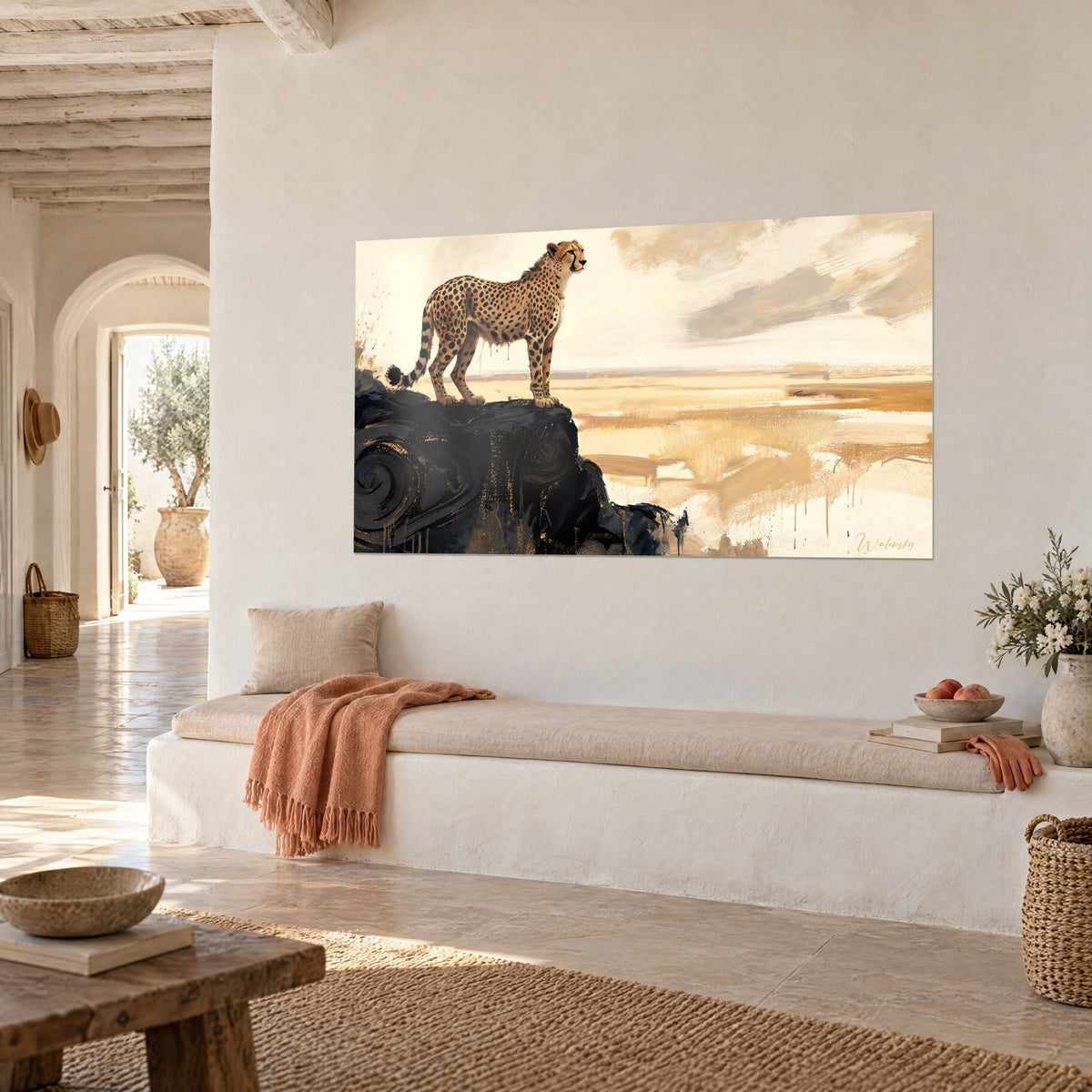 Schilderij wilde kat die de horizon bestudeert, zwarte rots met kronkelende krullen en zandocker savanne, aan een witte muur van een Mediterraans huis