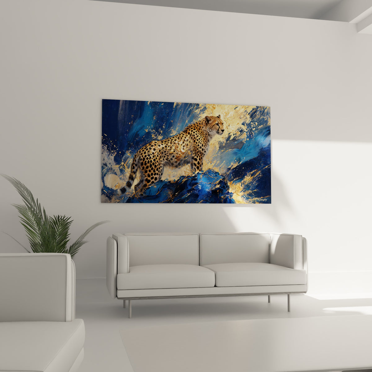 Félin ocre et anthracite affiché au-dessus d'un canapé dans un salon lumineux