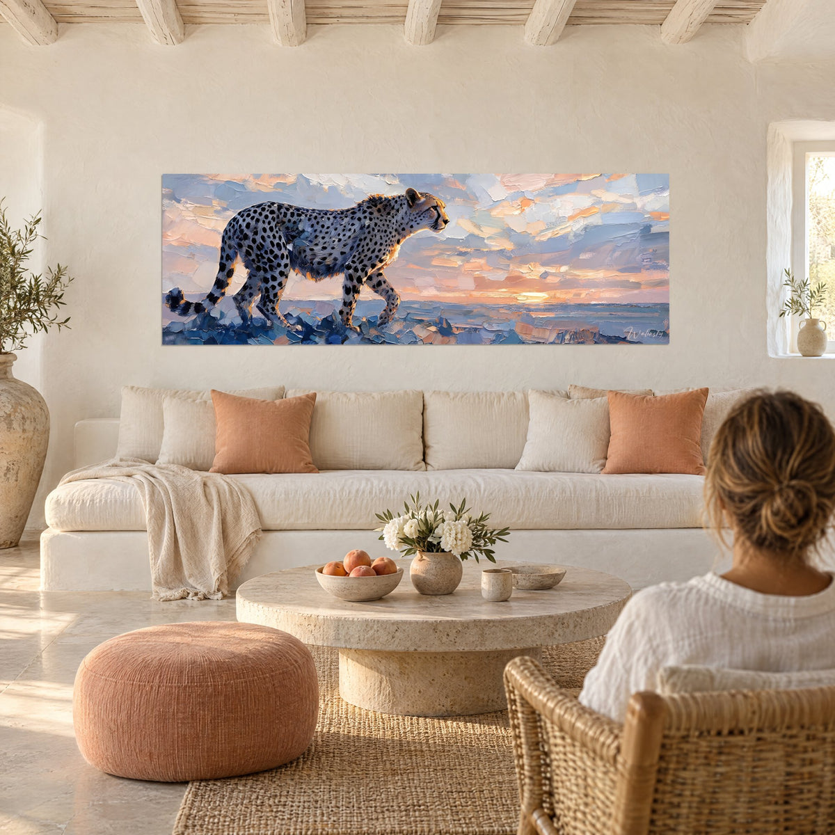 Schilderij cheeta met zwarte vlekken die voortschrijdt onder een roze en blauwe lucht, dikke penseelstreken, boven een bank in een lichte woonkamer
