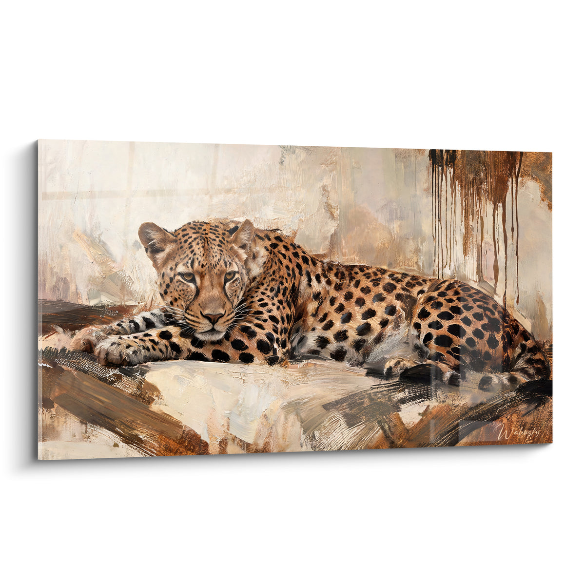 Guépard allongé aux taches noires sur fond ocre et brun, pelage moucheté, regard fixe et intense