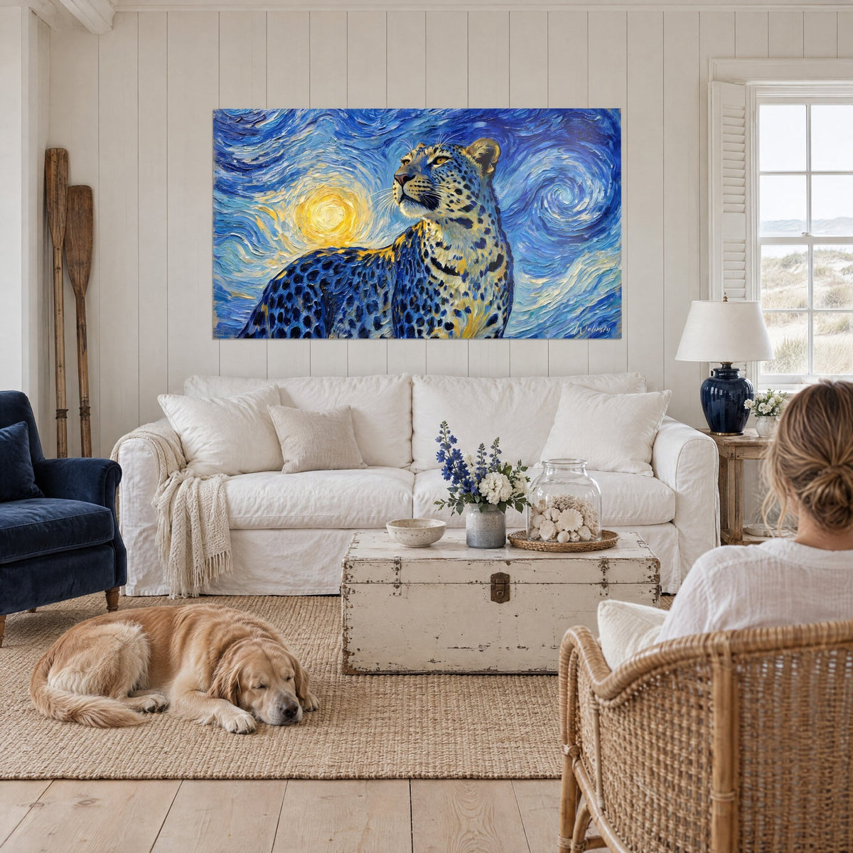 Tableau léopard aux taches bleu nuit, regard levé vers un soleil jaune, au-dessus d'un canapé dans un salon lumineux