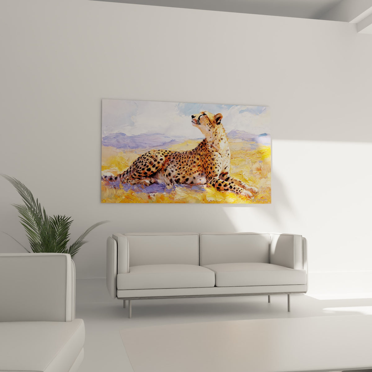 Guépard fauve et bleu pastel allongé sur fond de collines, accroché au-dessus d'un canapé dans un salon lumineux