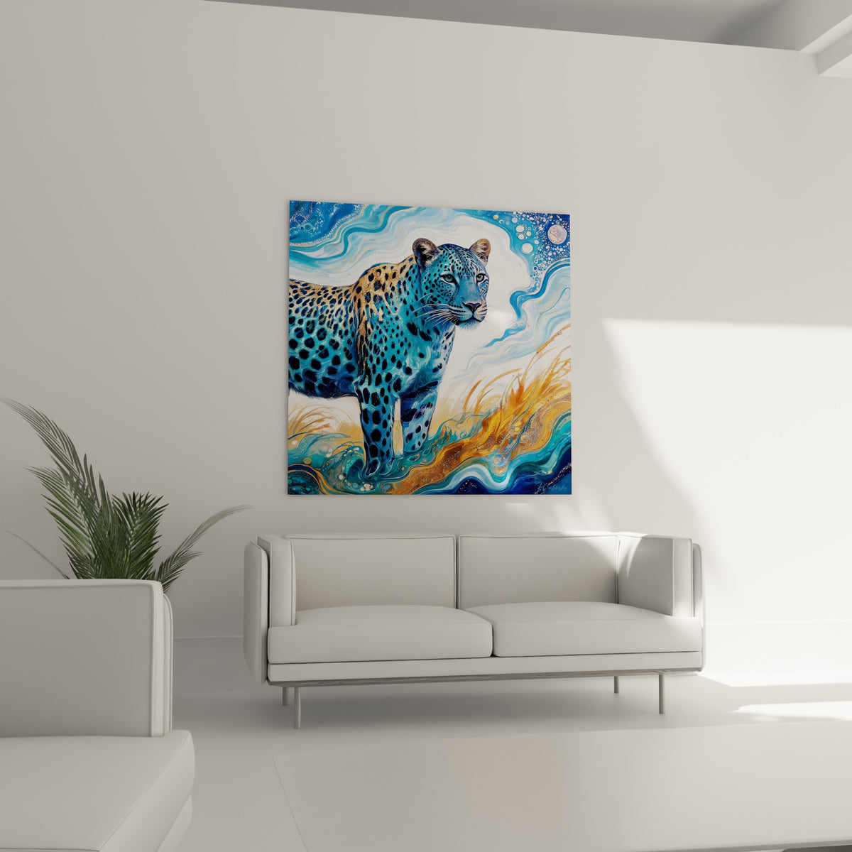 Guépard turquoise et ocre traversé de courants dorés, au-dessus d'un canapé dans un salon lumineux